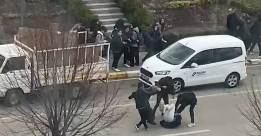 Motosikletliyi gafil avladılar: 4 kişi önünü kesip tekme ve yumruklarla saldırdı