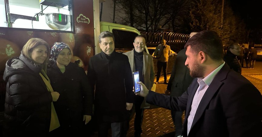 Merttürk teravih sonrası lokma dağıttı 