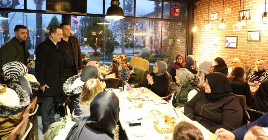 Çetinkaya, orucunu vatandaşla açıyor