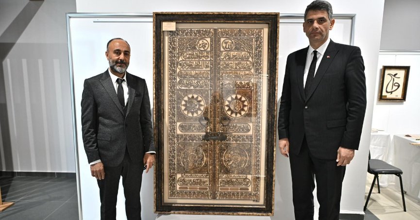 Kabe'nin altın kapısını tabloya nakşetti