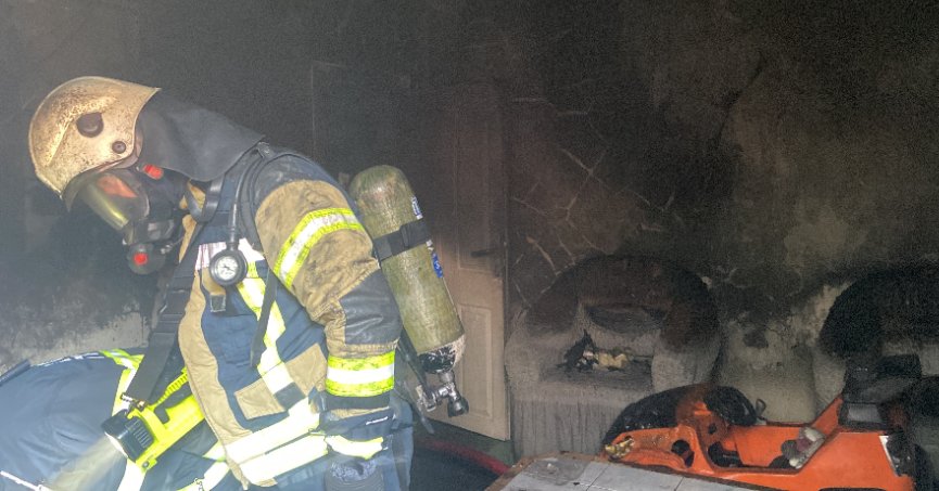 Apartmanın zemin katında yangın