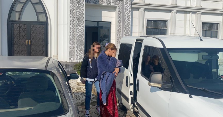 Kucağında çocuğuyla adliyeye sevk edildi