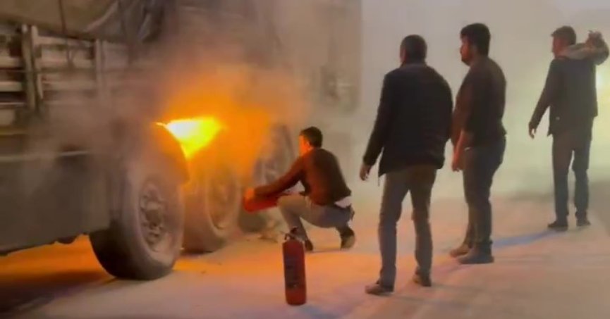 Seyir halindeki tırın lastikleri alev aldı