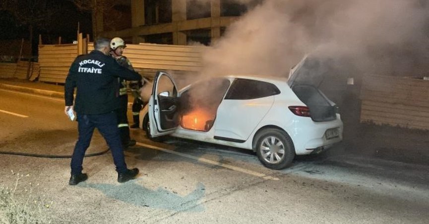 Seyir halindeki otomobil alev alev yandı