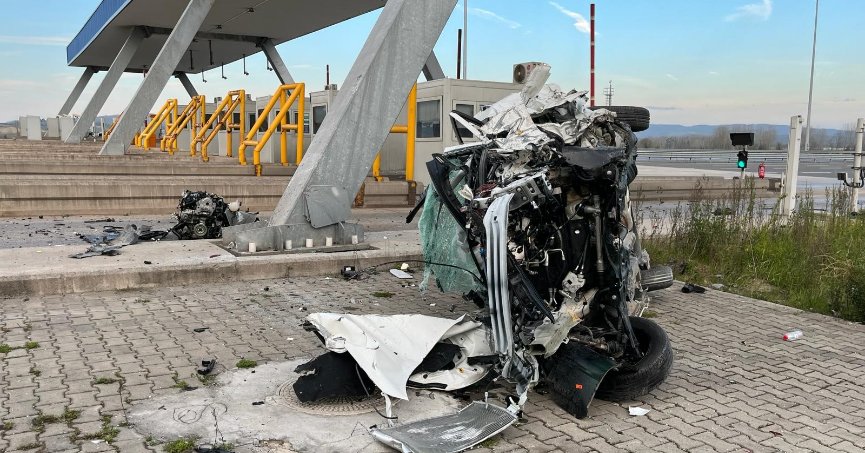 Taklalar atan otomobilin motoru fırladı: 1 ağır yaralı