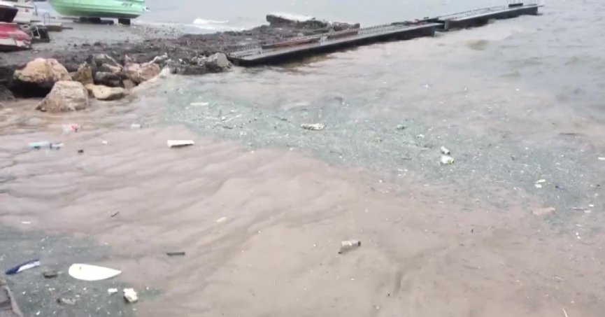 Fırtına sonrası denizde kirlilik oluştu