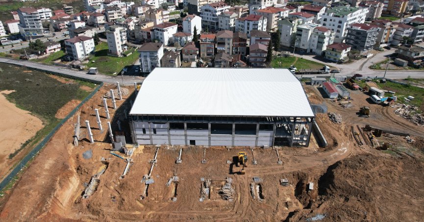 Çayırova'nın yeni spor salonunda çalışmalar devam ediyorlr
