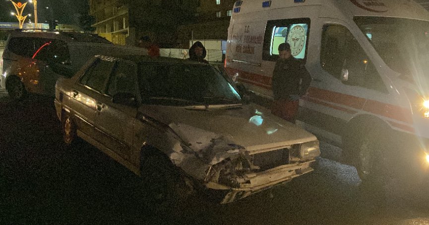 Pikap ile otomobil çarpıştı: 1 hafif yaralı