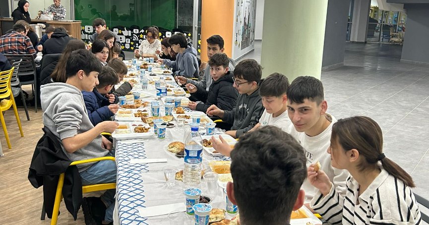Âlâ Gençler Hizmet Birimlerinde İftarda