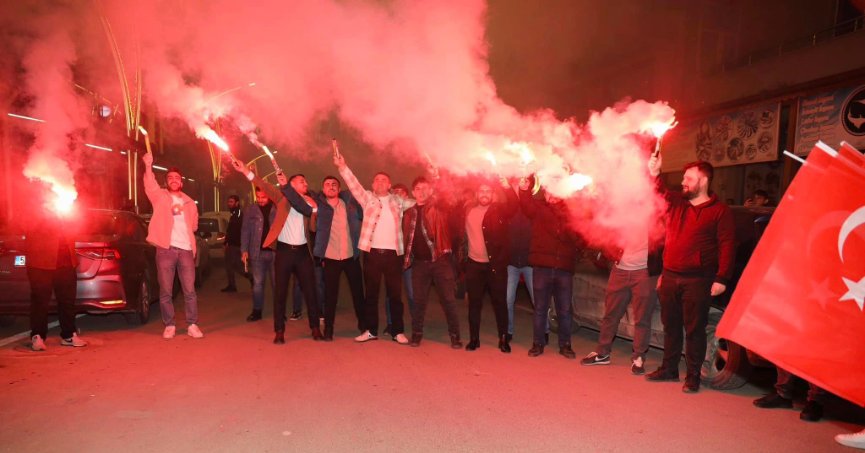Yeniyalı'da miting gibi seçim irtibat ofisi açılışı