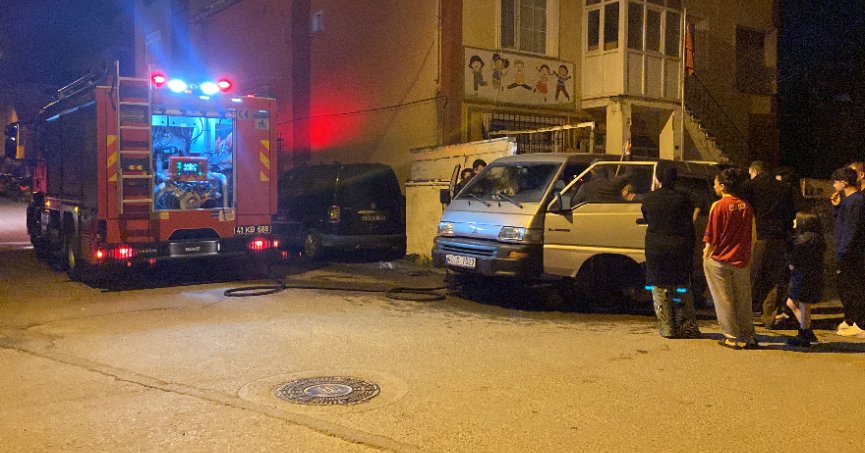 Park halindeki araçta yangın çıktı