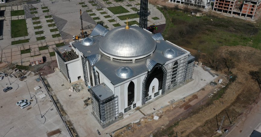 Kartepe Kent Meydanı Camii'ne çelik minare