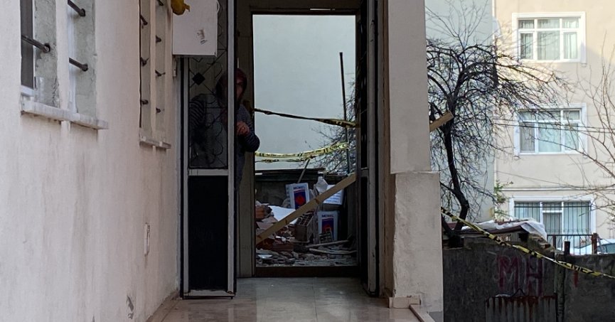 Üzerine duvar yıkılan çocuk hayatını kaybetti