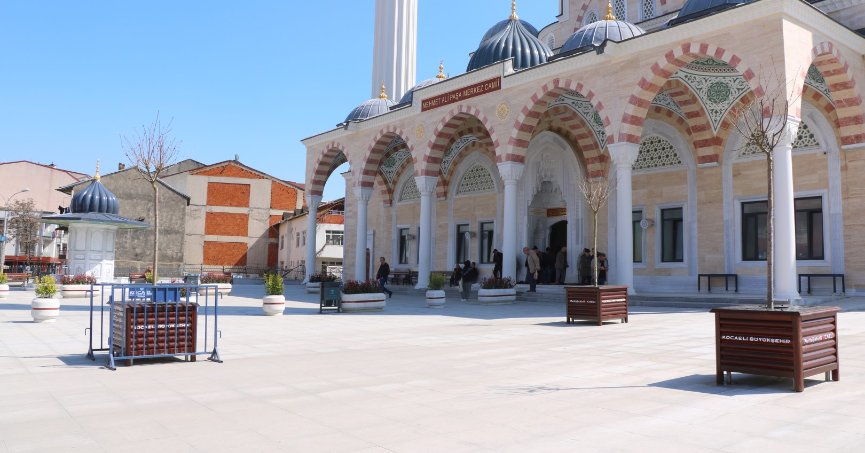 Büyükşehir'den Paşa Cami meydanına estetik dokunuş