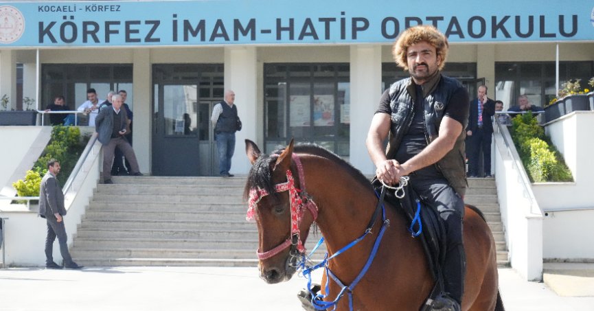 Oy kullanmaya atıyla geldi