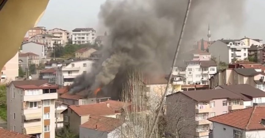 2 katlı evin çatısı alevlere teslim oldu