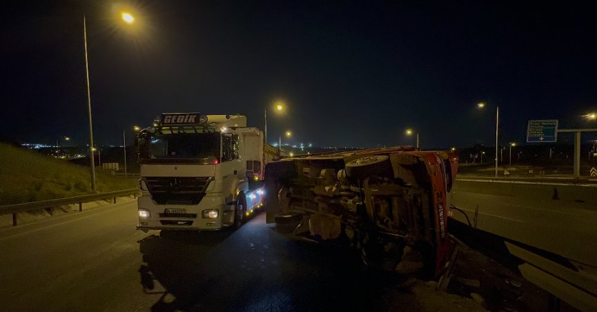 Virajı dönemeyen odun yüklü kamyon devrildi: 1 yaralı