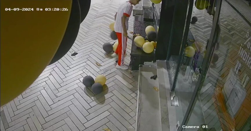 Döner bıçakları ile iş yerinin balonlarını parçaladılar