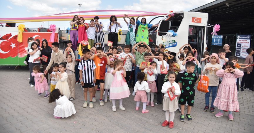 KARTEPE’NİN HER MAHALLESİNDE BAYRAM COŞKUSU