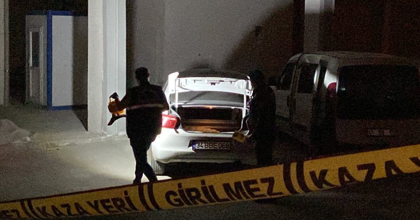 Motosikletli 2 şüpheli park halindeki araçları kurşunlayarak kaçtı