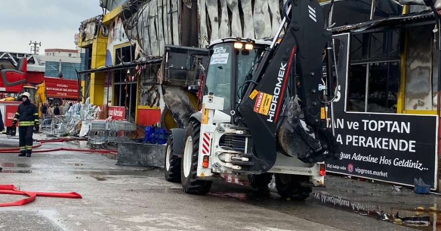 Market yangınında bin 350 metrekare kapalı alanın tamamı kül oldu