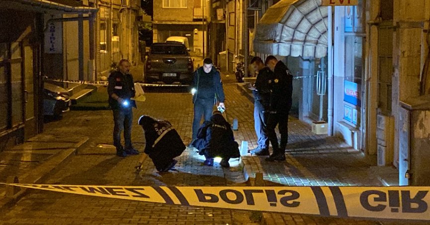 Çay ocağının camını kıran şahsı vurdu