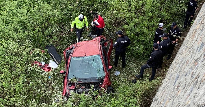 Otomobil 10 metrelik istinat duvarından uçtu: 5 ağır yaralı