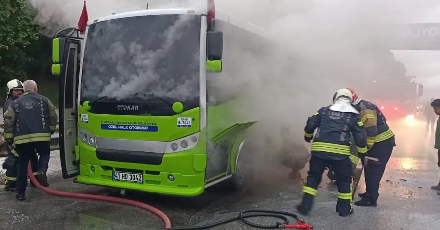 Özel halk otobüsünden yükselen dumanlar korkuya sebep oldu