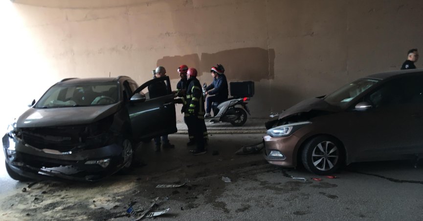 2 otomobil kafa kafaya çarpıştı: 2 yaralı