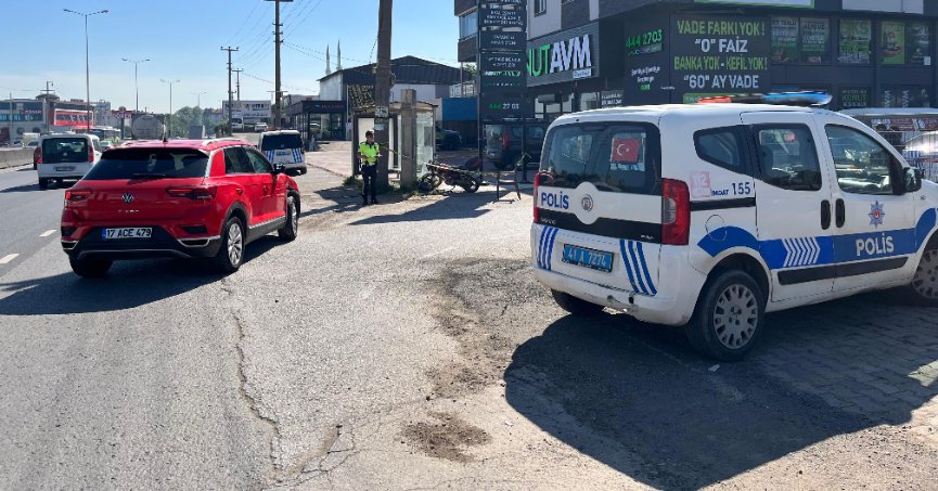 Emniyet şeridinde ilerleyen motosiklet ciple çarpıştı: 1'i ağır 2 yaralı