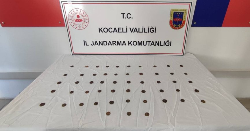 Üzerinden 53 sikke çıktı