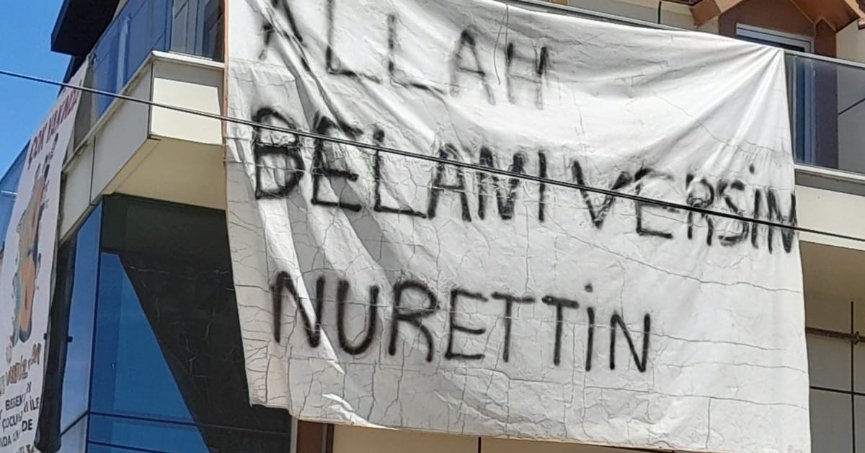 Binaya asılan dev pankartı gören dönüp bir daha baktı