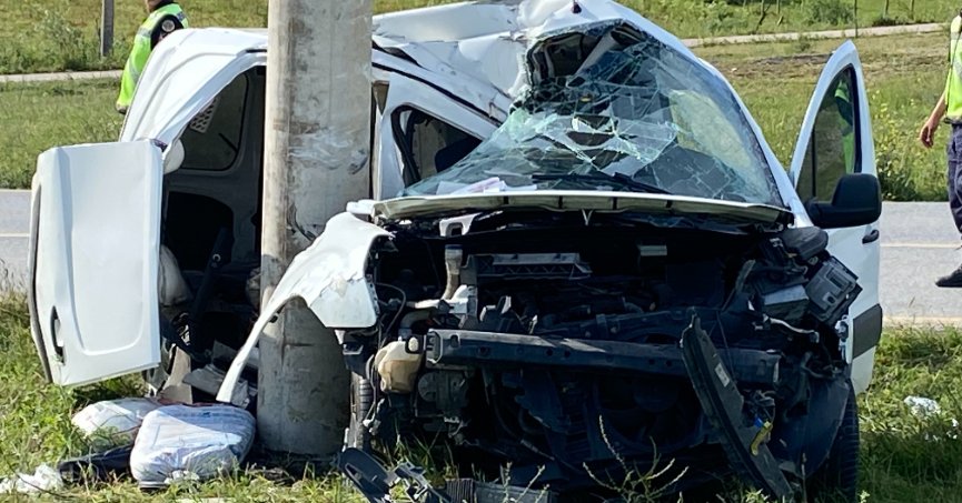 Beton direğe çarpan araç hurdaya döndü: 1 ölü, 1 yaralı