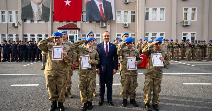 Özel gereksinimli gençler bir günlüğüne asker oldu