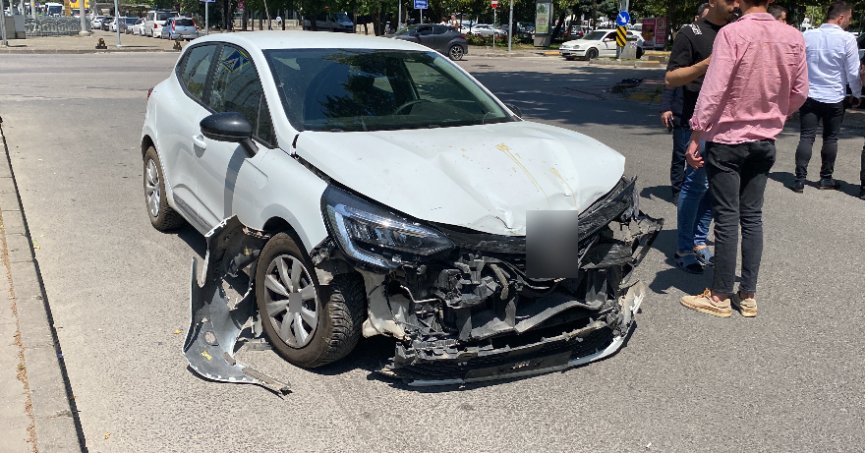 Kavşakta otomobiller çarpıştı: 3 yaralı