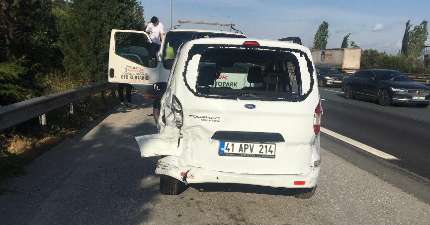 TEM'de 3 araç çarpıştı: 3 yaralı