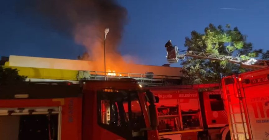 Alevlere teslim olan kafe küle döndü