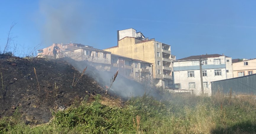 Gebze'de boş arazide yangın