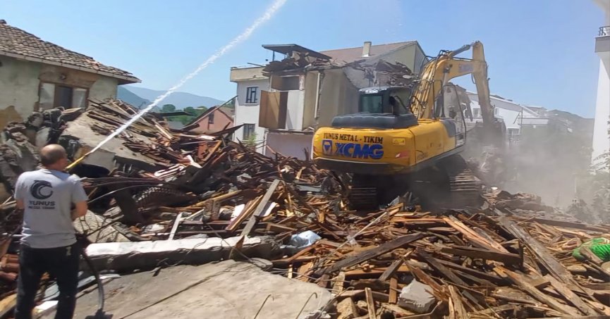 Gölcük'te yıkılan bina sayısı 131 oldu