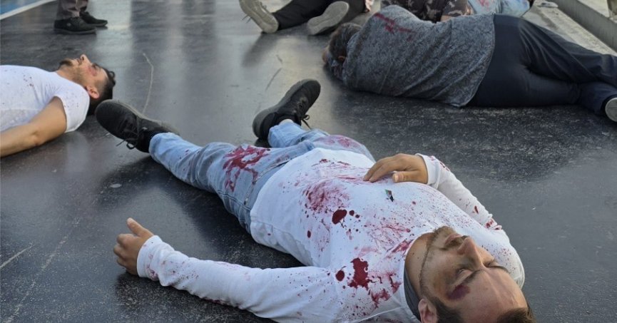 Köprüye çıkan yüzlerce kişi kırmızı boya sürüp Filistin'deki ölümlere tepki gösterdi