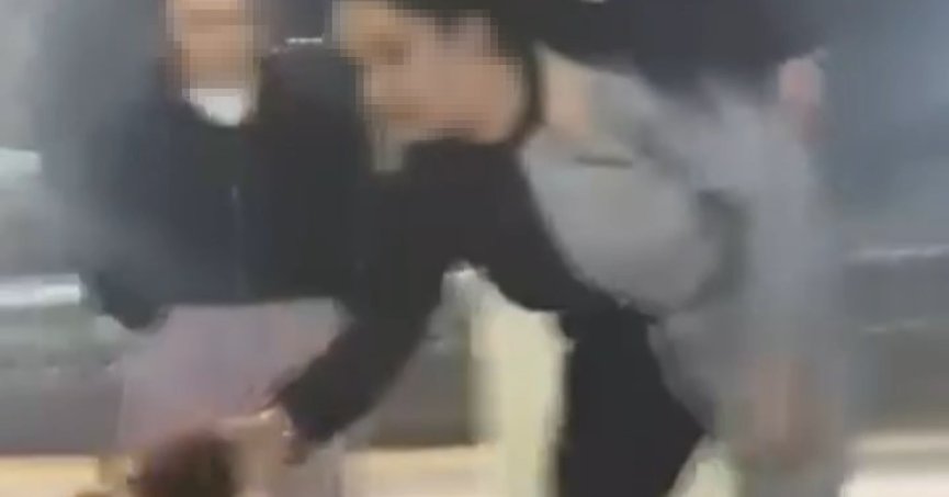  Genç kızlara saldıran kadın maganda yakalandı