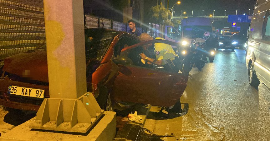 Otomobil tır ve tabela direğine çarptı: 4 yaralı