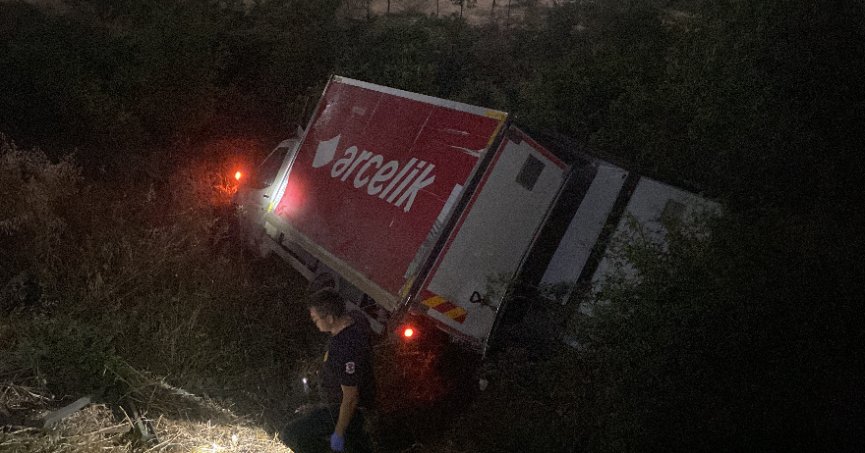 Freni boşalan Arçelik kamyoneti uçurumdan uçtu