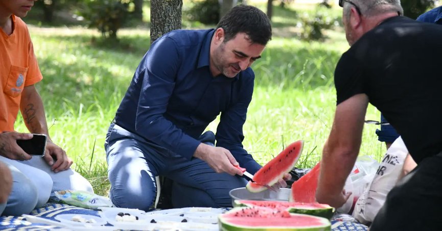 Başkan Özlü’den Mesai Arkadaşlarına Karpuz İkramı