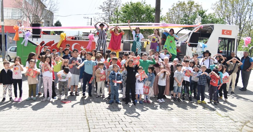 ÇOCUKLARA BAYRAM NEŞESİ KARTEPE’DE