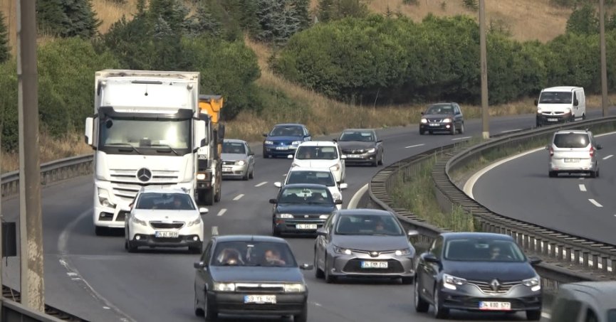 Otoyolda bayram tatili dolayısıyla akıcı yoğunluk sürüyor