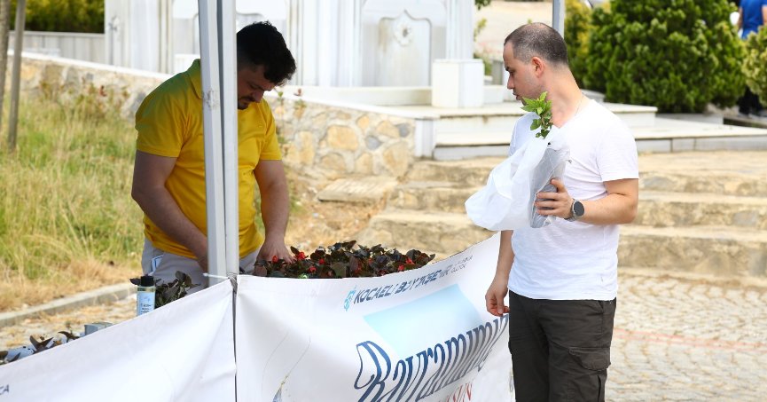 Büyükşehirden arife günü mezarlıklarda çiçek dağıtımı