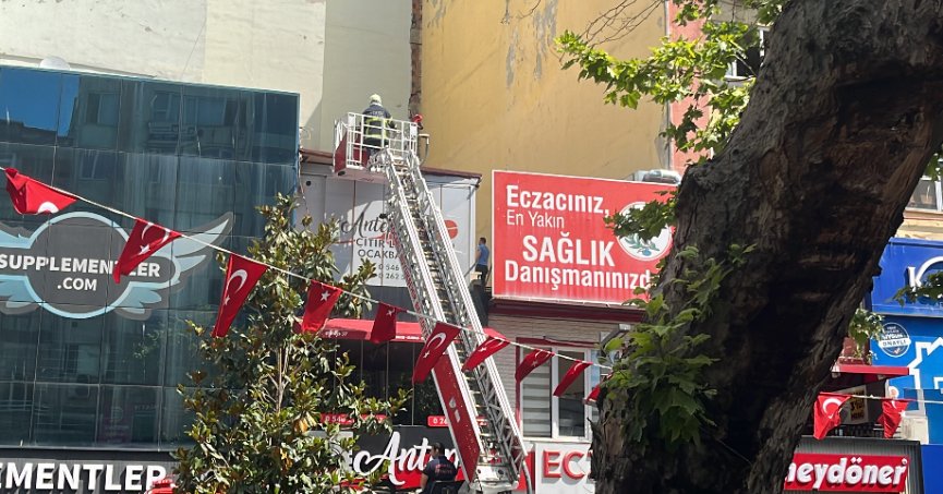 Restoranın bacasında çıkan yangın ekipleri harekete geçirdi
