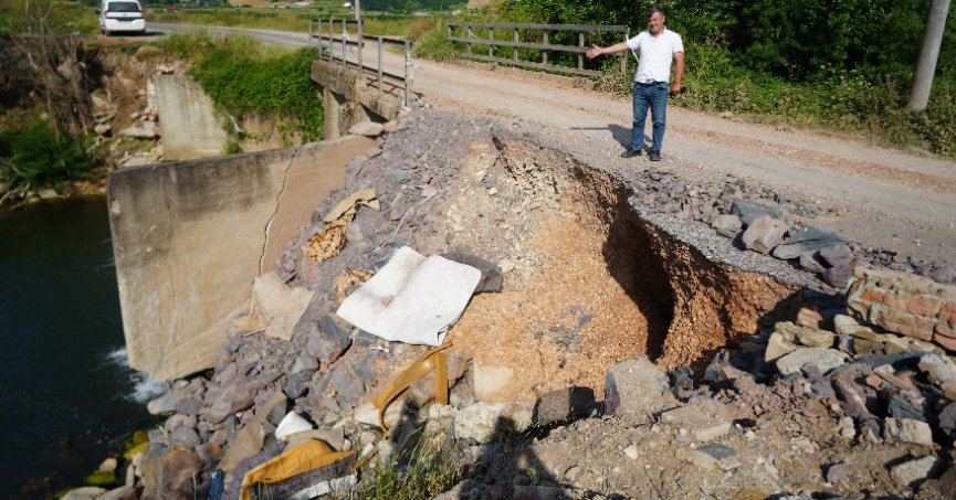 Sel sebebiyle zarar gören köprü yıkılma tehlikesi geçiriyor