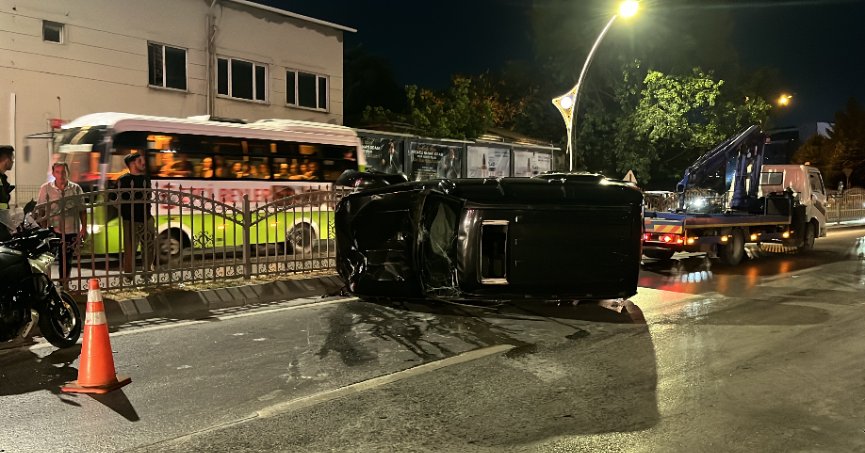 Otomobille çarpışan cip kaldırımda yürüyen gençlerin arasına daldı: 2 ölü